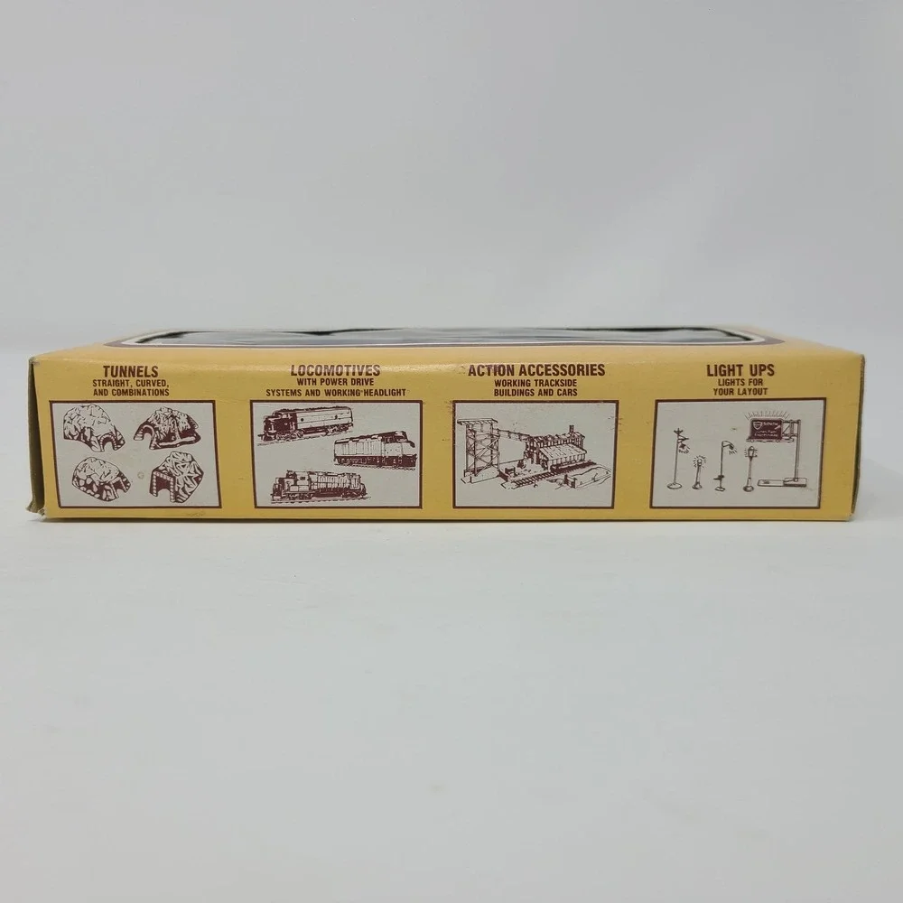 NIB Life-Like 8476 HO Box Car w/ Sliding Door Chessie System C&O  (NEW IN BOX)